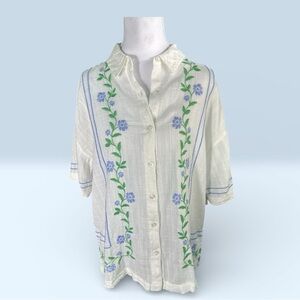 NWT. Arizona Jean Company Cream Floral Embroidered Button-Down Shirt M